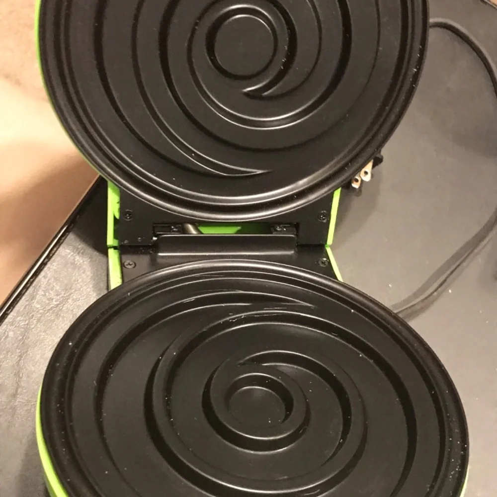 Grinch waffle iron green cartoon kid kitchen baking - Picture 3 of 5